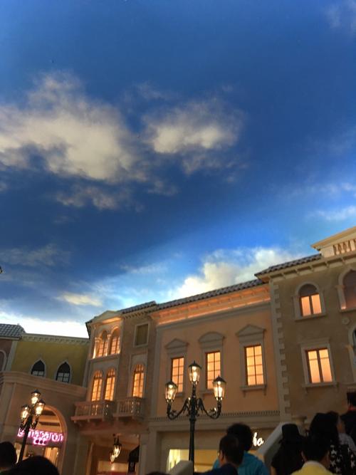 威尼斯人酒店蓝色天空_威尼斯蓝色是什么颜色