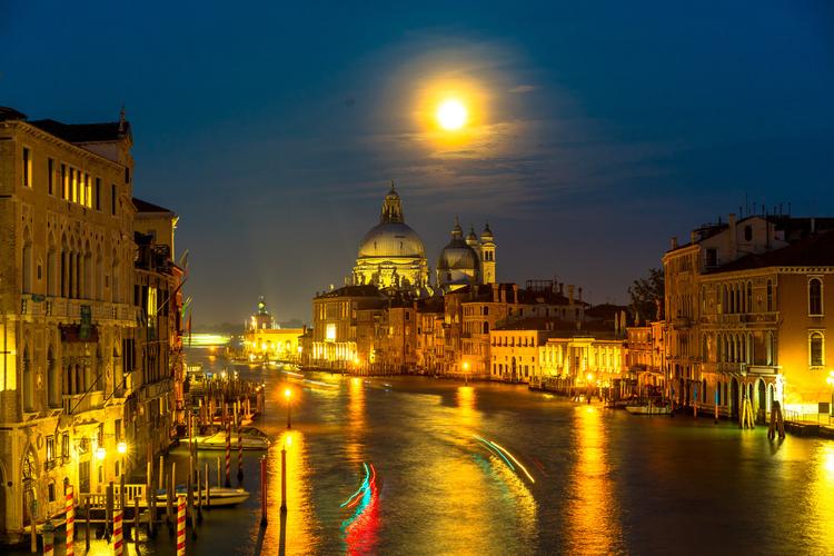 威尼斯夜晚听的什么声音_威尼斯的夜景最是让人难忘