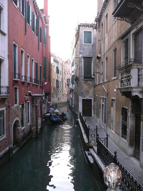 威尼斯小河沟有多深的水_威尼斯的河道有什么特点